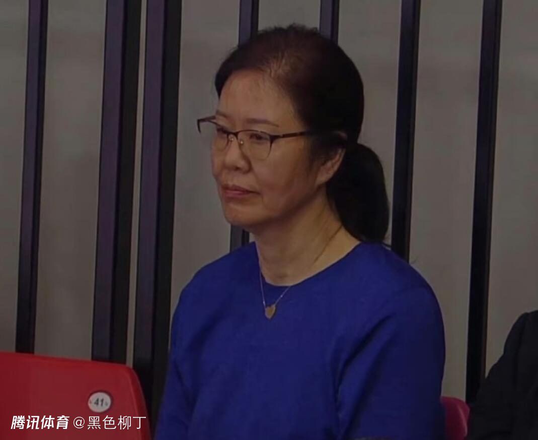 他揉捏她两乳不停呻