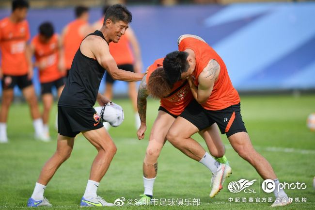 在她丈夫面前